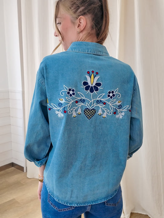 Chemise en jean oversize bleu avec broderie florale colorée dans le dos style bohème femme