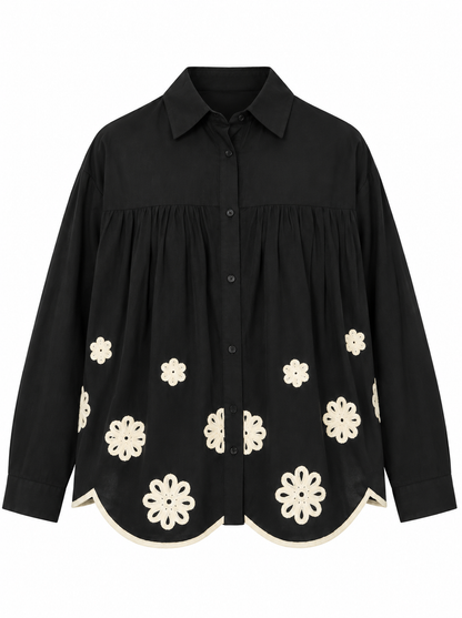 Chemise noire oversize femme avec broderies florales blanches et ourlet festonné style bohème