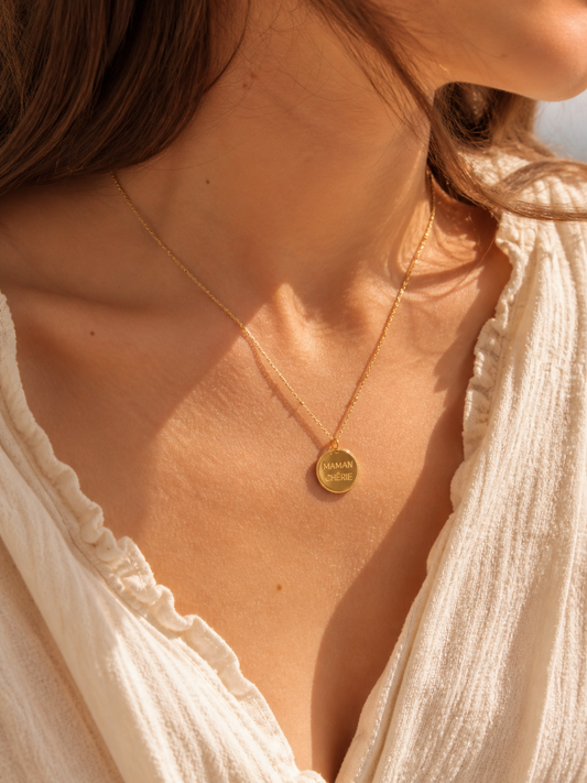 Collier médaille dorée Maman Chérie gravée avec bord perlé sur chaîne satellite acier inoxydable portée — cadeau Fête des Mères