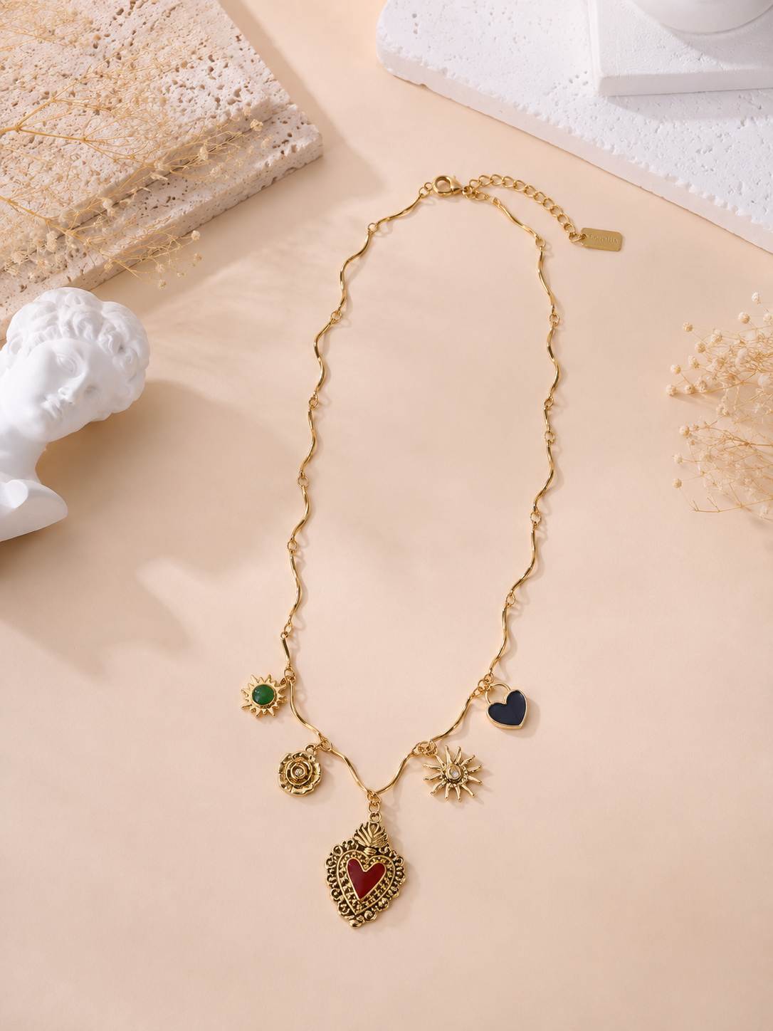 Collier chaîne vague doré avec pendentifs cœur sacré rouge et breloques soleil bijou femme bohème chic