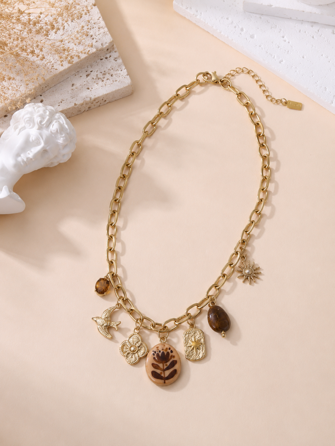 Collier chaîne dorée hirondelle avec pendentifs charms fleur soleil et pierre naturelle marron bijou bohème femme