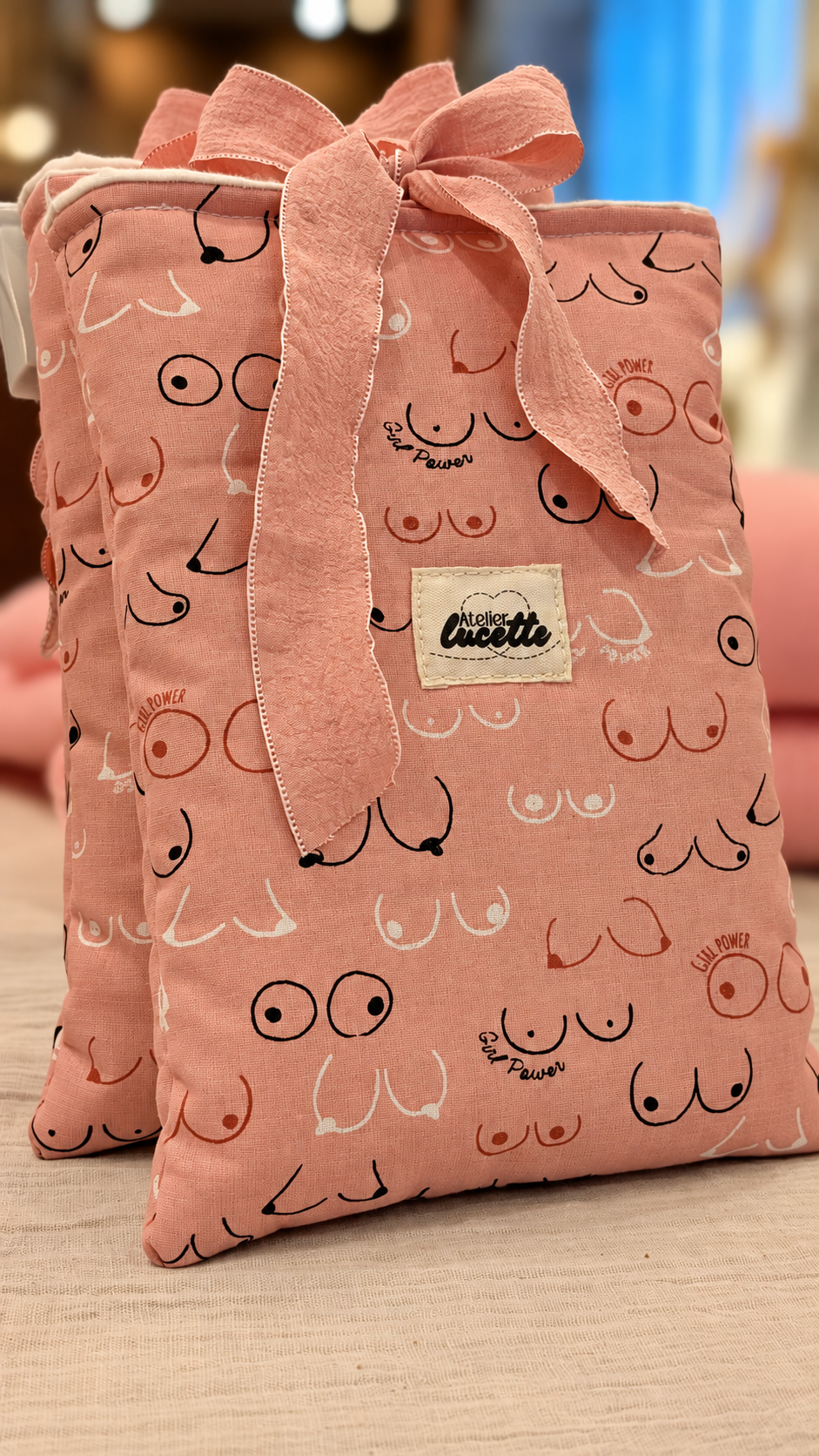 Pochette à livre rose motifs poitrines Girl Power Octobre rose Atelier Lucette accessoire femme engagé