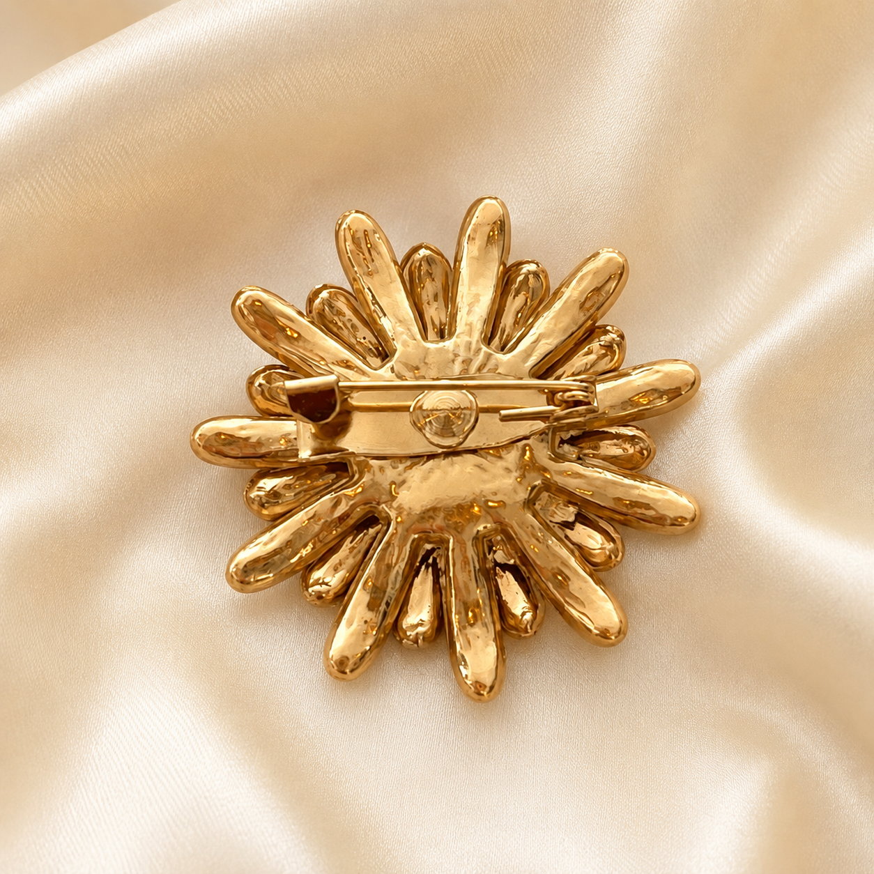 Broche marguerite dorée vue arrière avec fermoir pin's, accessoire bijou fantaisie femme style vintage