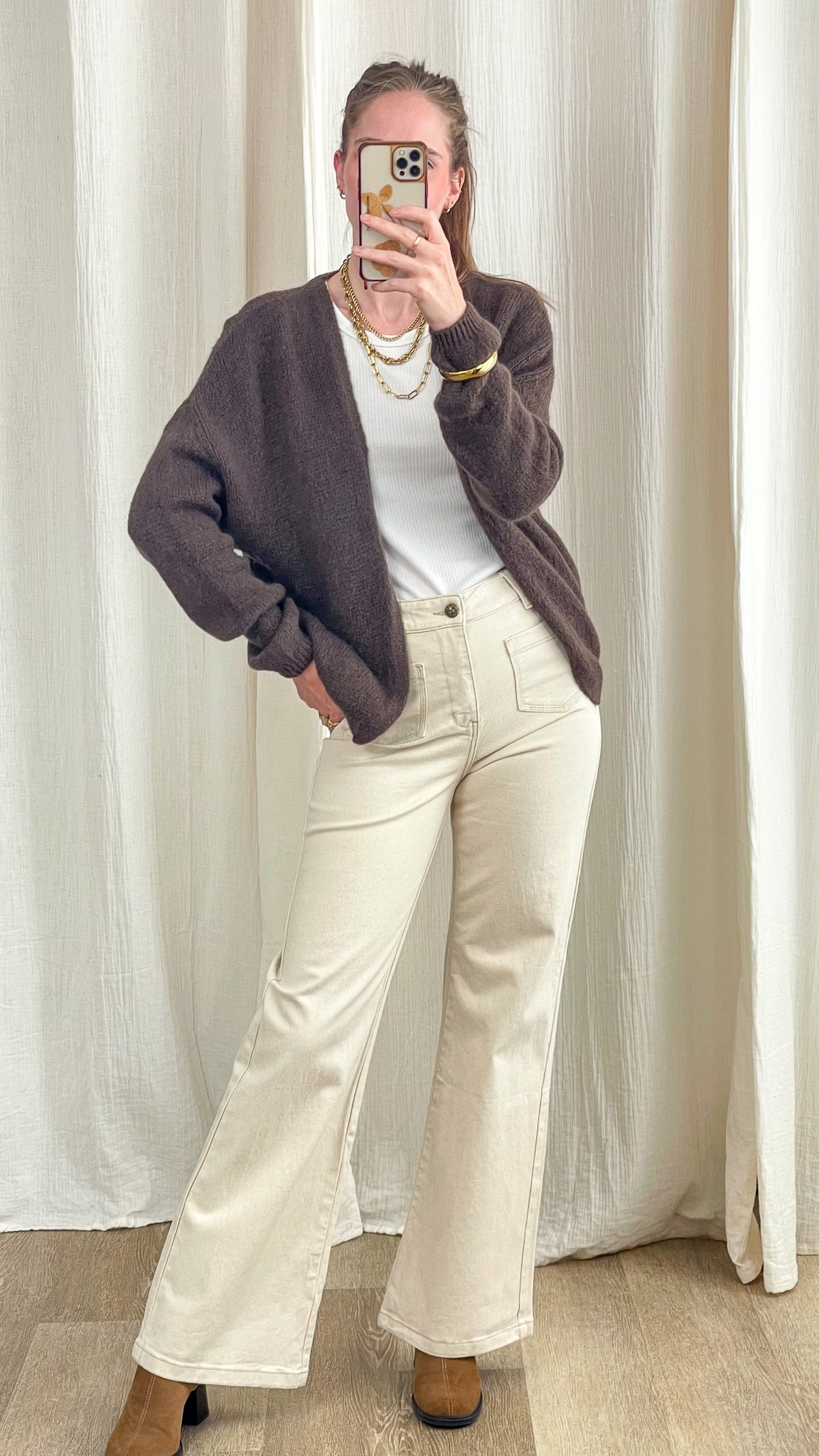 Gilet marron kid mohair femme coupe oversize ouvert porté sur tenue casual chic pantalon écru
