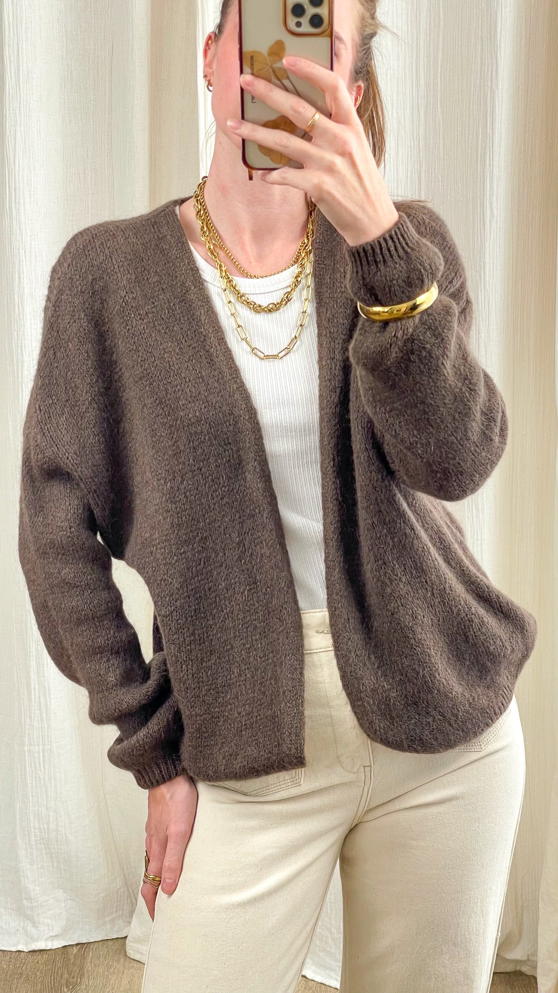 Gilet femme kid mohair marron chocolat oversize sans boutons porté sur t-shirt blanc avec colliers dorés