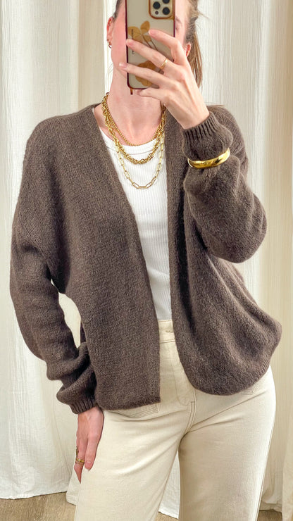 Gilet femme kid mohair marron chocolat oversize sans boutons porté sur t-shirt blanc avec colliers dorés