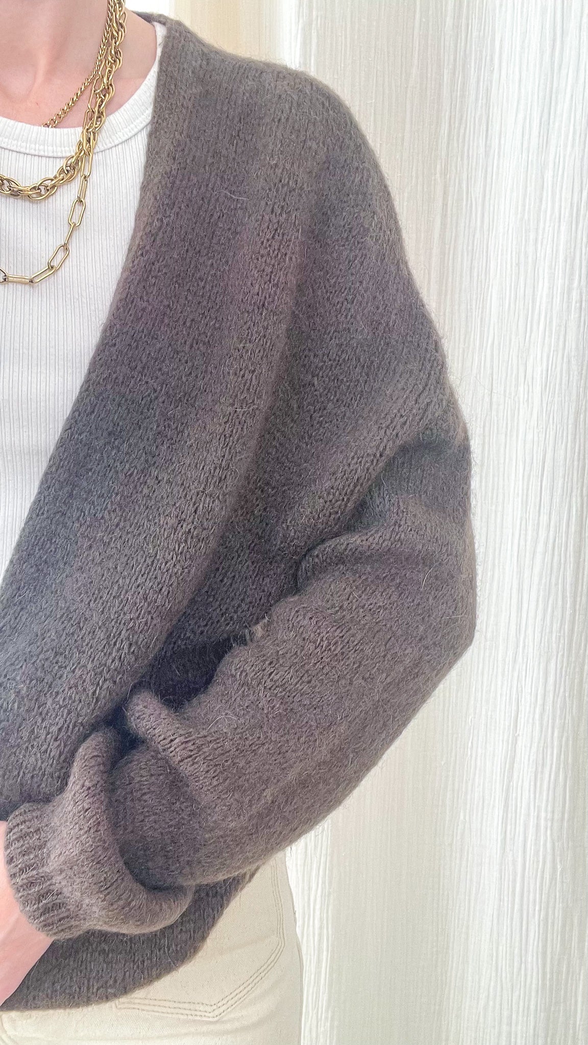 Gilet kid mohair marron taupe femme coupe loose manches longues porté sur t-shirt blanc avec colliers dorés