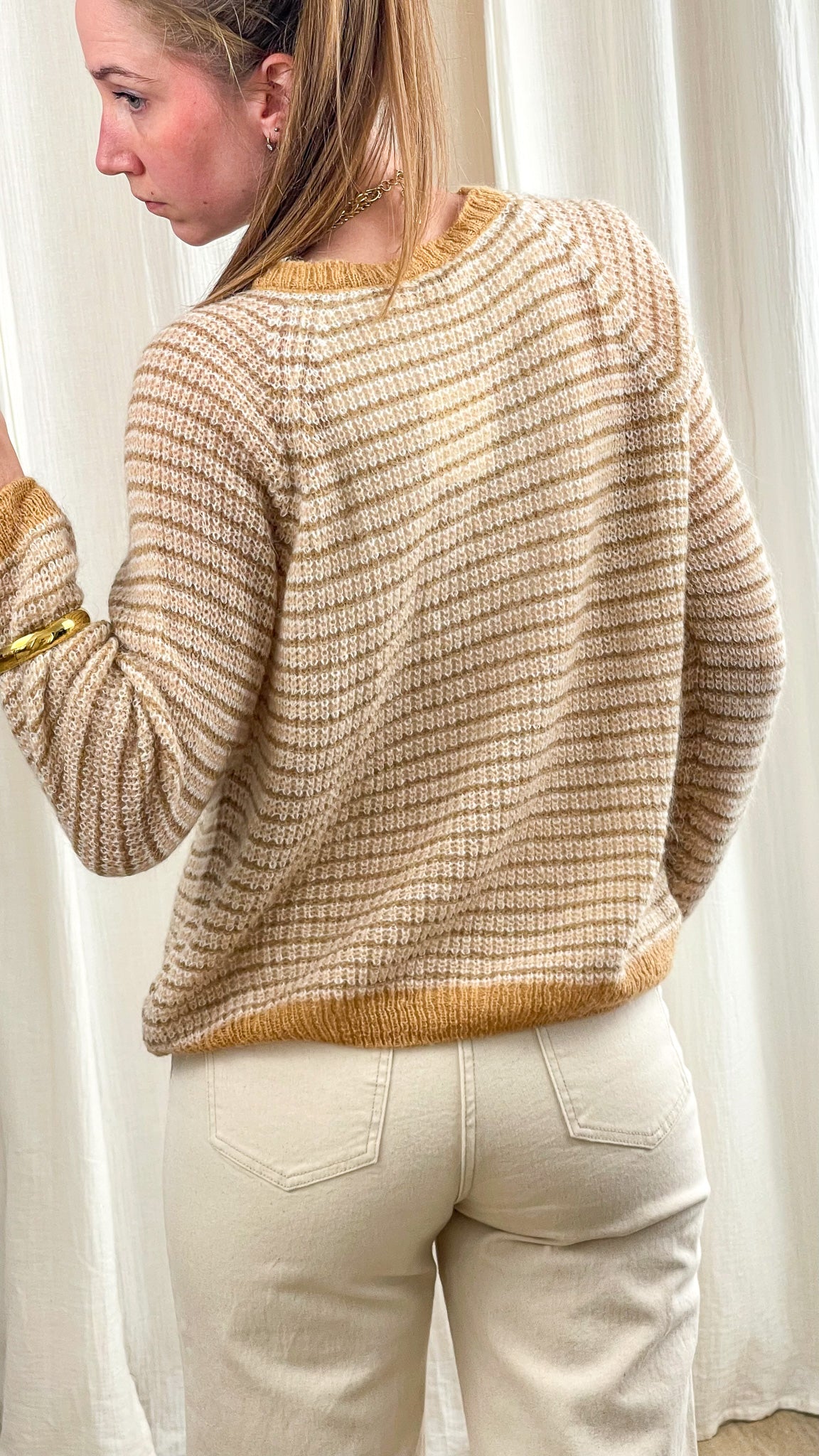 Pull rayé beige et écru maille douce col rond femme avec bordures camel style cosy automne hiver