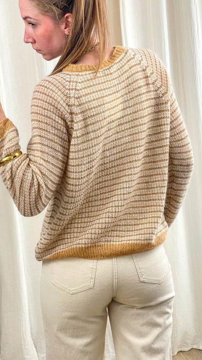 Pull rayé beige et écru maille douce col rond femme avec bordures camel style cosy automne hiver