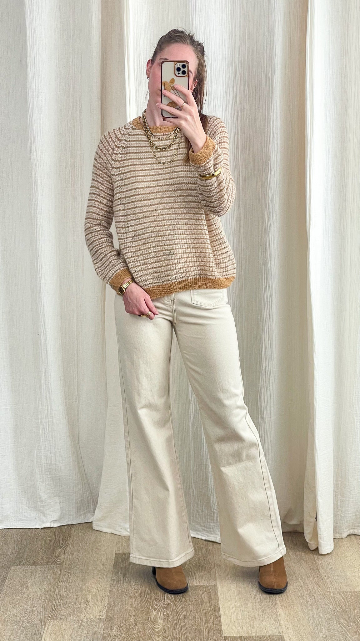 Pull rayé beige et camel en maille tricotée femme porté avec jean flare écru et bottines caramel style automne