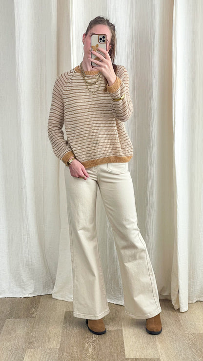 Pull rayé beige et camel en maille tricotée femme porté avec jean flare écru et bottines caramel style automne
