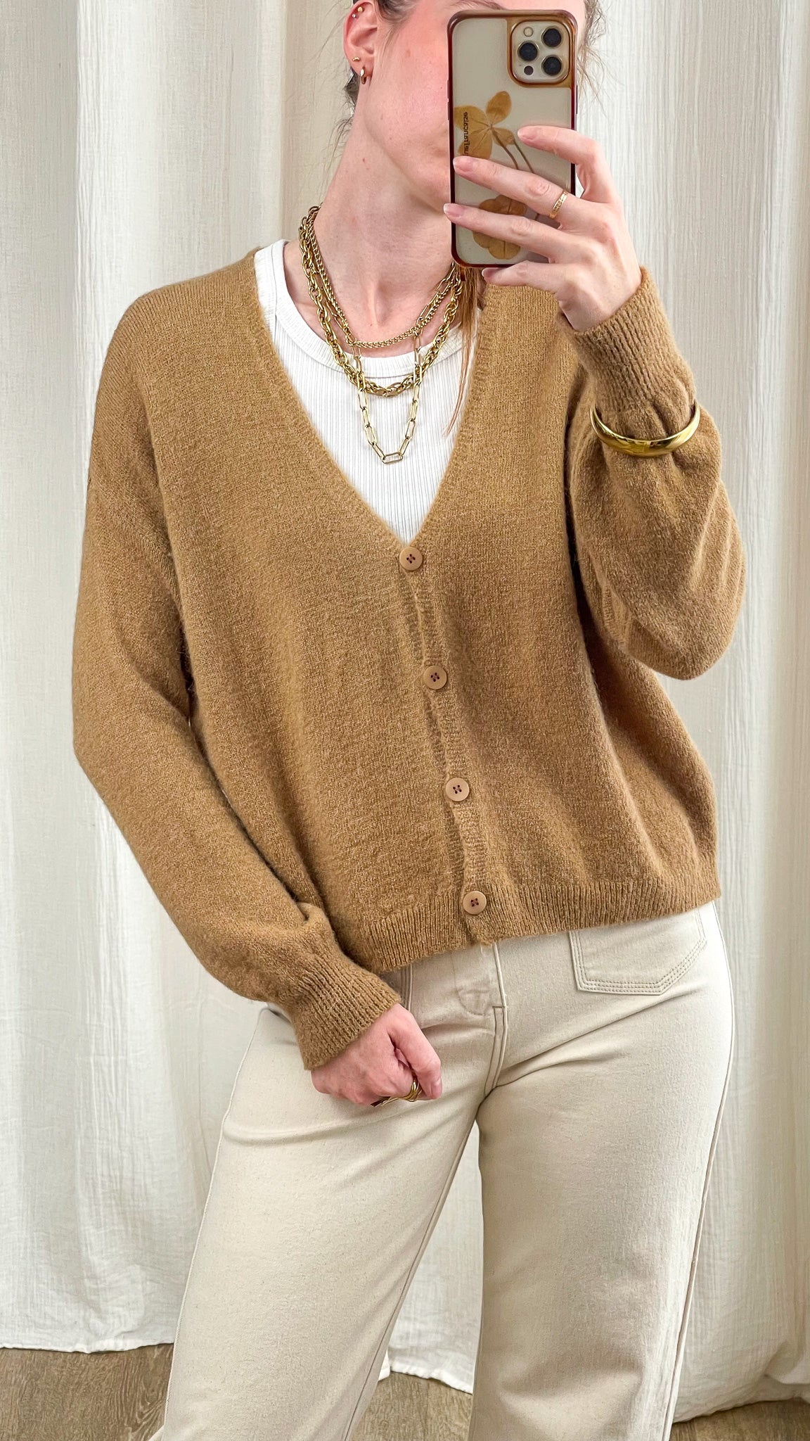 Gilet court camel en baby alpaga boutonné col V porté sur t-shirt blanc femme style casual chic