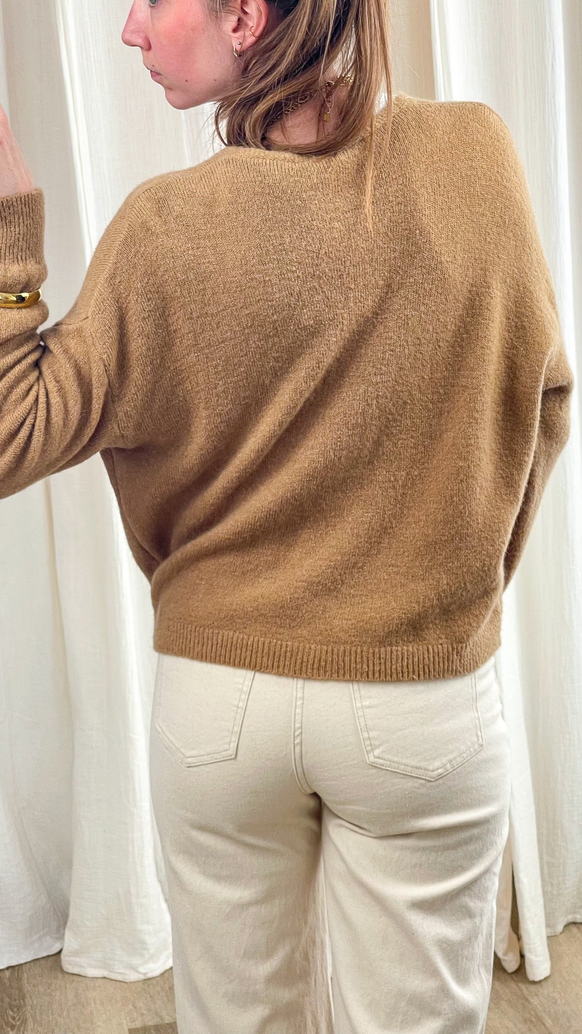 Pull camel en baby alpaga femme, coupe ample et décontractée, porté avec jean écru taille haute