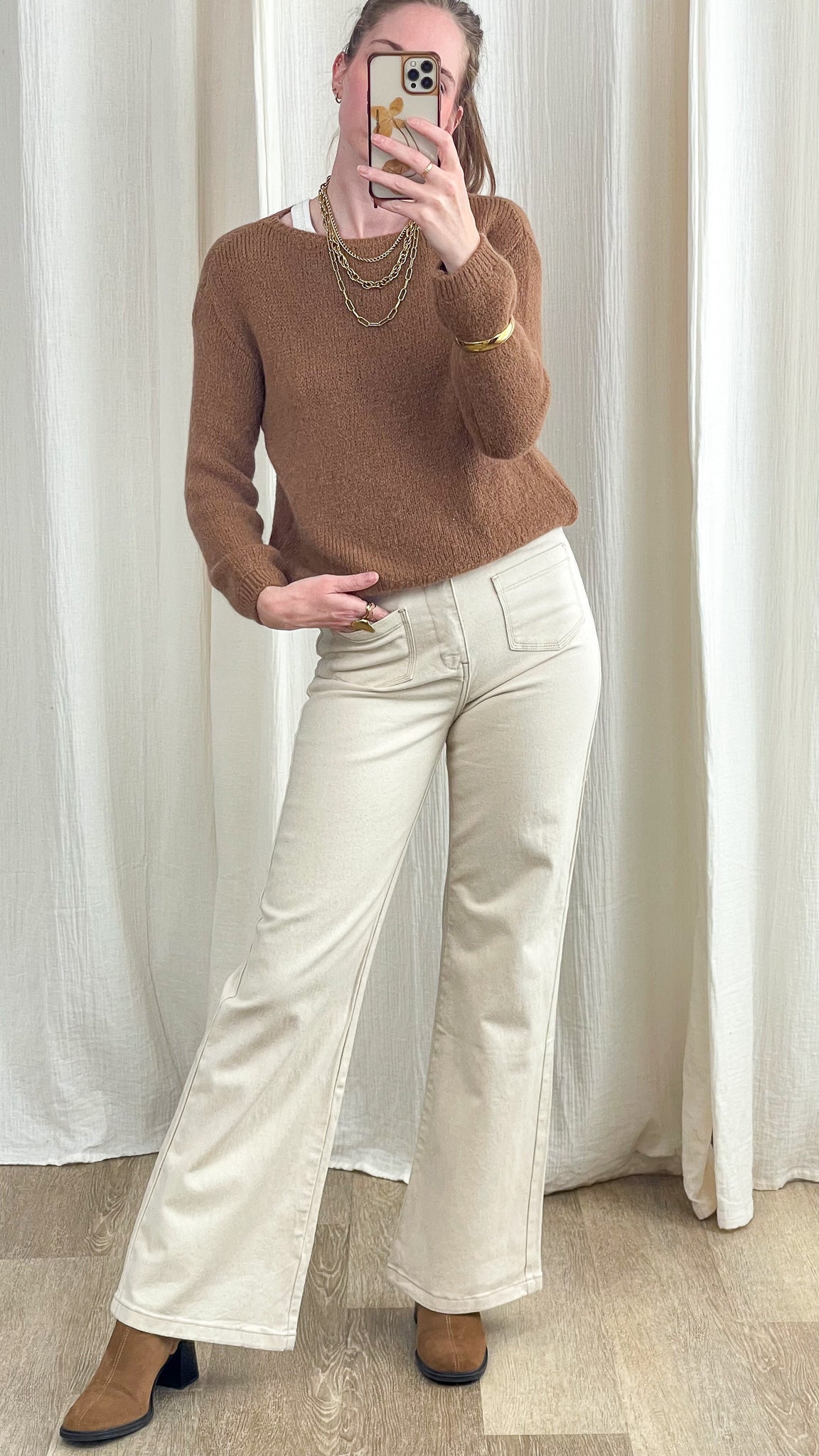 Pull femme maille douce marron camel col rond coupe ajustée porté avec pantalon écru taille haute style casual chic