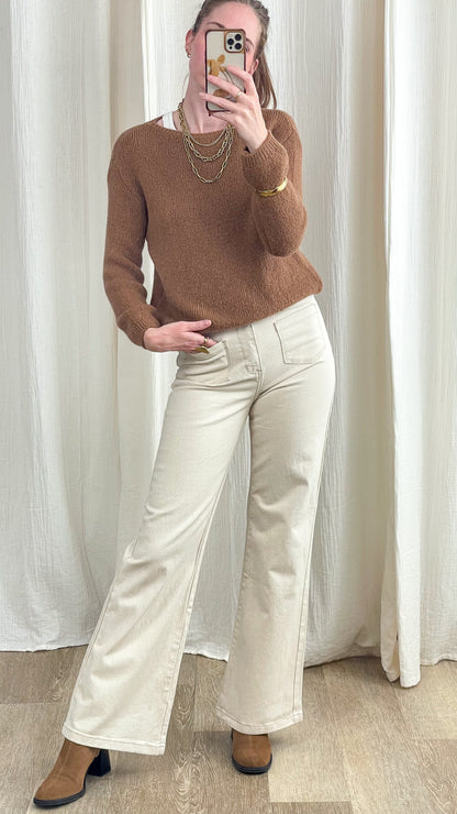 Pull femme maille douce marron camel col rond coupe ajustée porté avec pantalon écru taille haute style casual chic