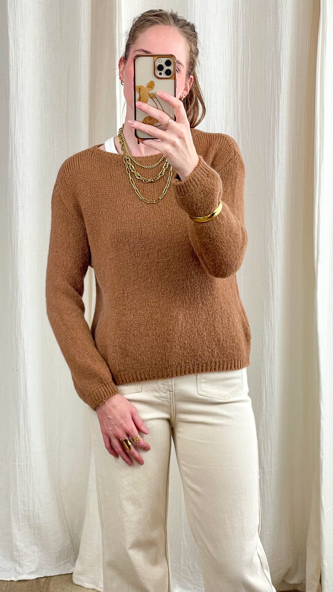 Pull femme maille douce camel col rond coupe classique porté avec jean écru et bijoux dorés
