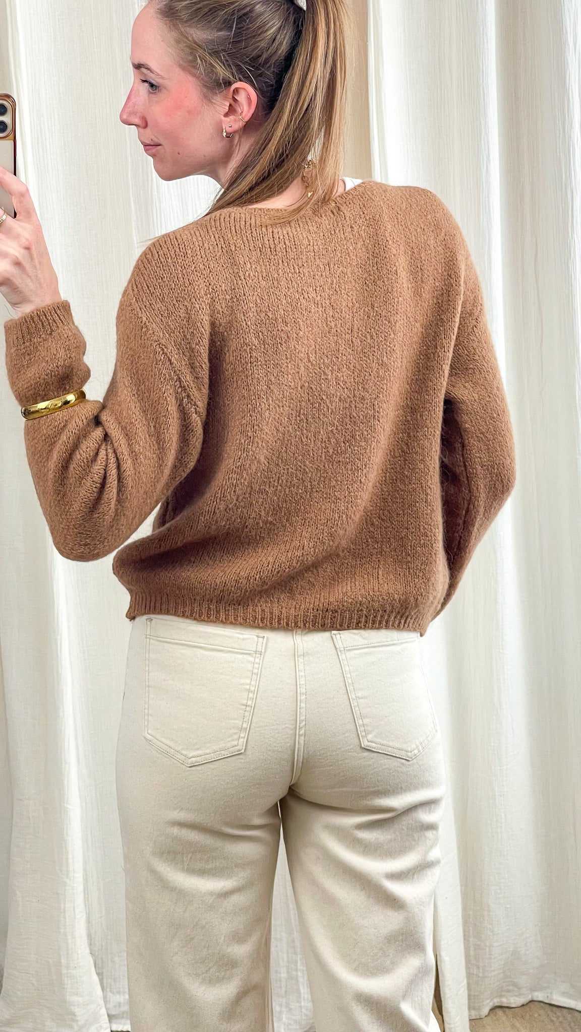 Pull camel en maille douce coupe oversize femme, porté avec jean écru taille haute