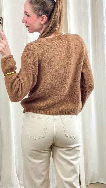 Pull camel en maille douce coupe oversize femme, porté avec jean écru taille haute
