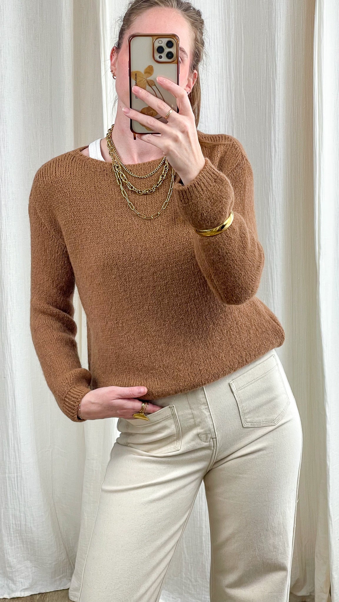 Pull femme marron camel en maille douce col rond, coupe ajustée style minimaliste chic porté avec jean écru