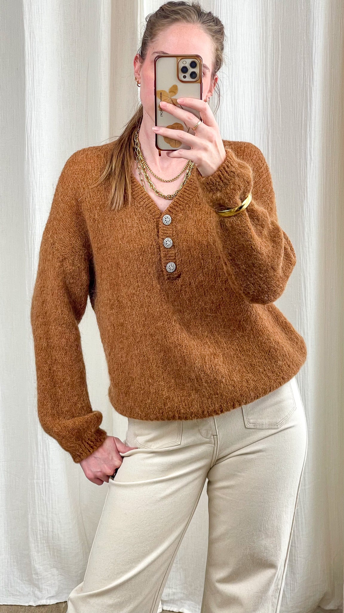 Pull col V baby alpaga caramel avec boutons décoratifs argentés, maille douce et chaude femme style cosy chic