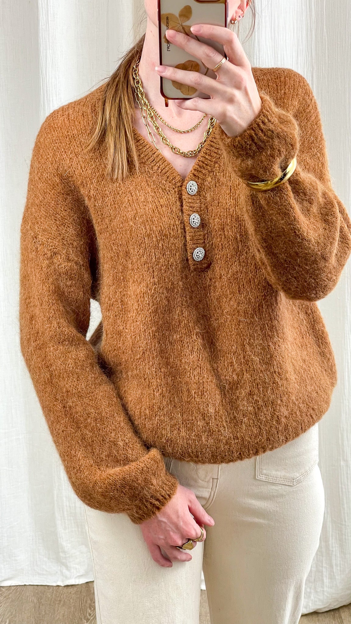 Pull col V baby alpaga caramel avec boutons argentés décoratifs, maille duveteuse chaude femme hiver