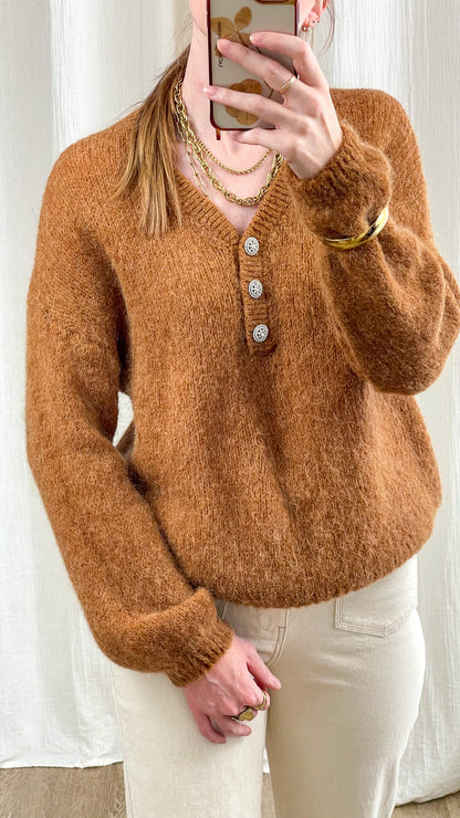 Pull col V baby alpaga caramel avec boutons argentés décoratifs, maille duveteuse chaude femme hiver