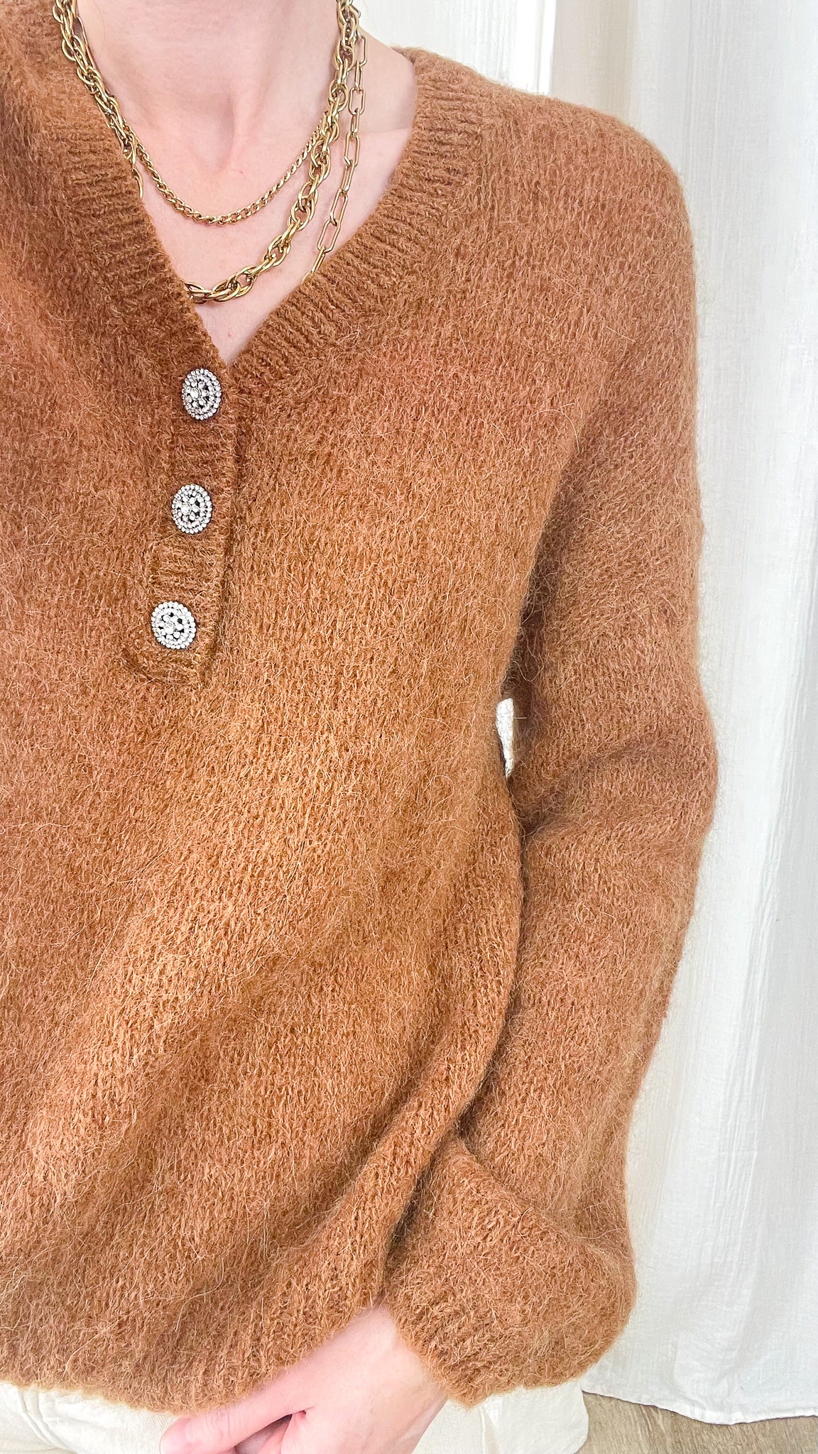 Pull col V baby alpaga caramel avec boutons bijoux strass, maille duveteuse femme hiver