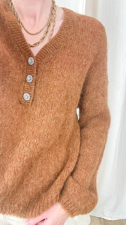 Pull col V baby alpaga caramel avec boutons bijoux strass, maille duveteuse femme hiver