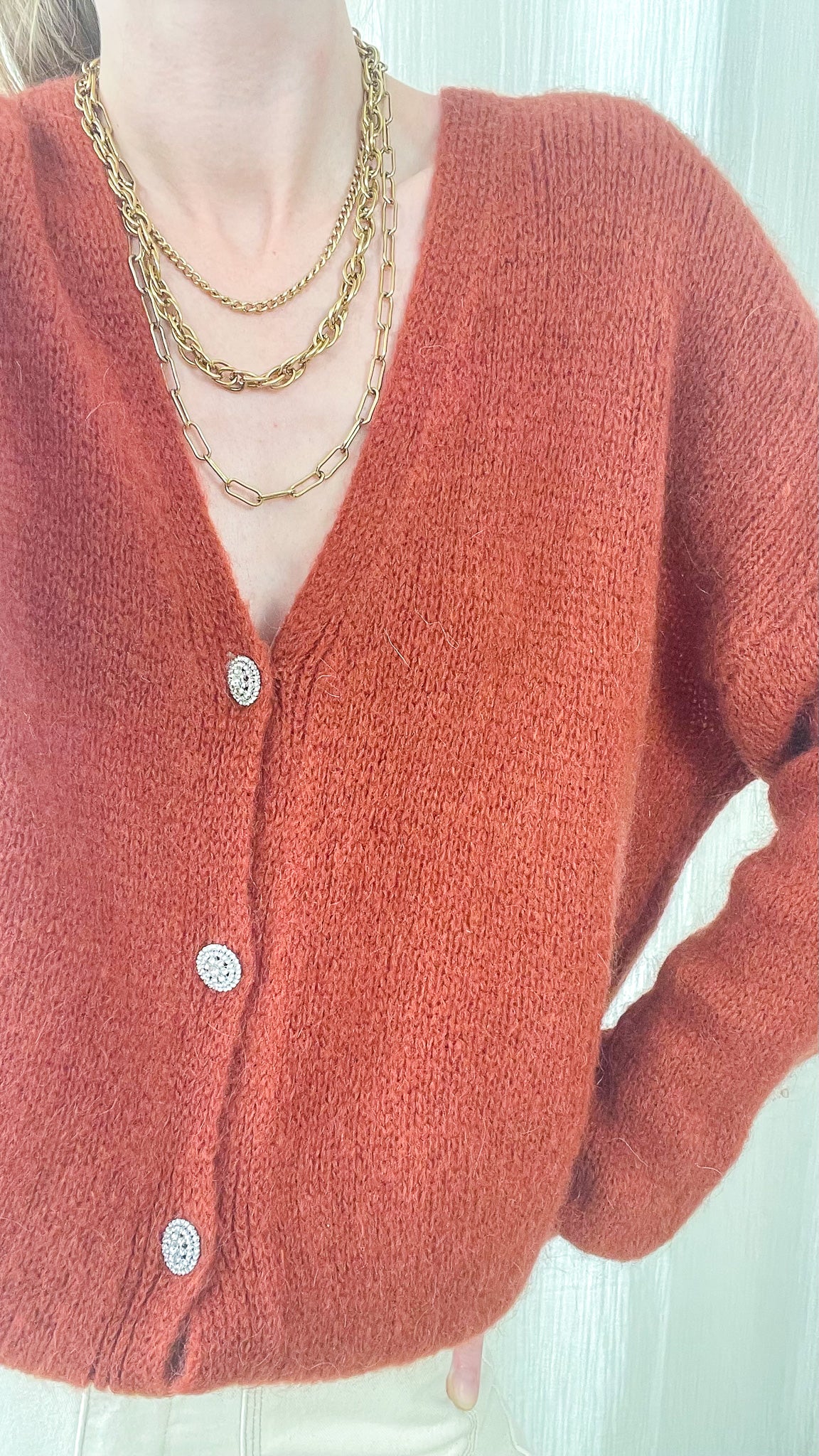Gilet femme maille douce couleur terracotta boutons strass col V style cosy automne hiver