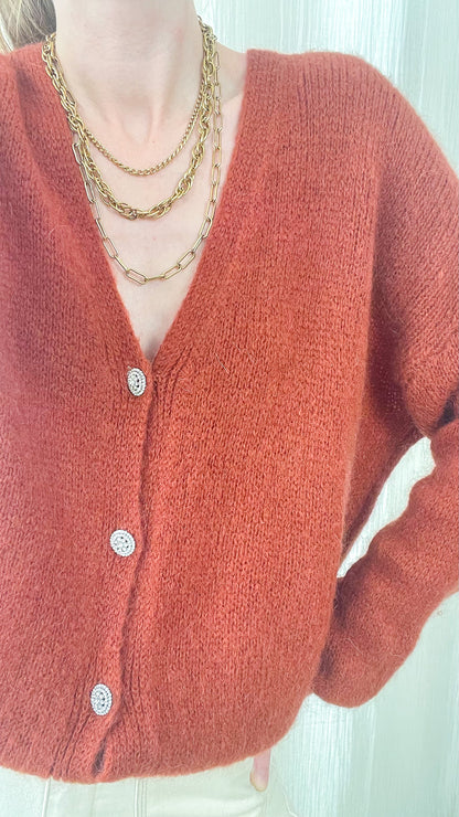 Gilet femme maille douce couleur terracotta boutons strass col V style cosy automne hiver