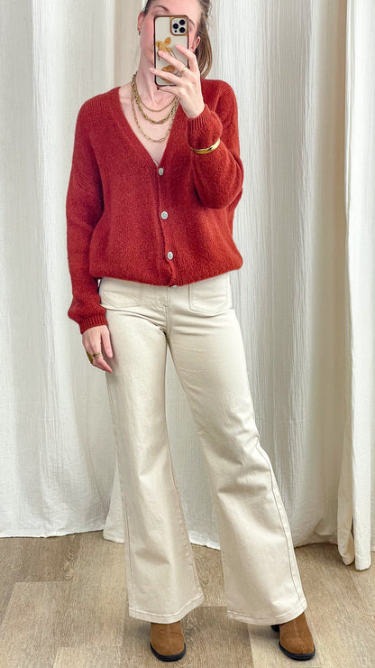 Gilet rouge brique en maille douce boutonné col V femme style casual chic