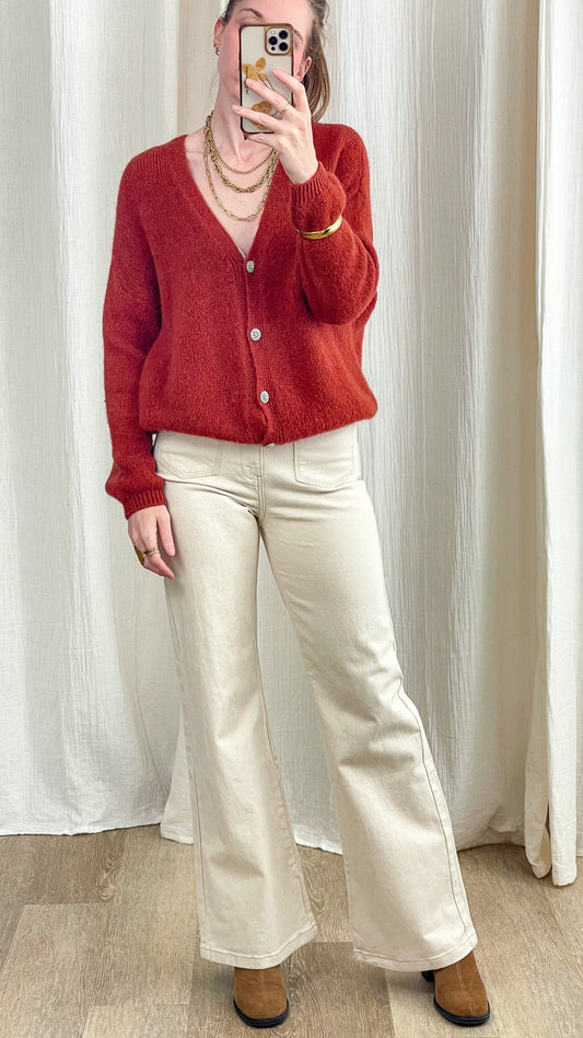 Gilet rouge brique en maille douce boutonné col V femme style casual chic