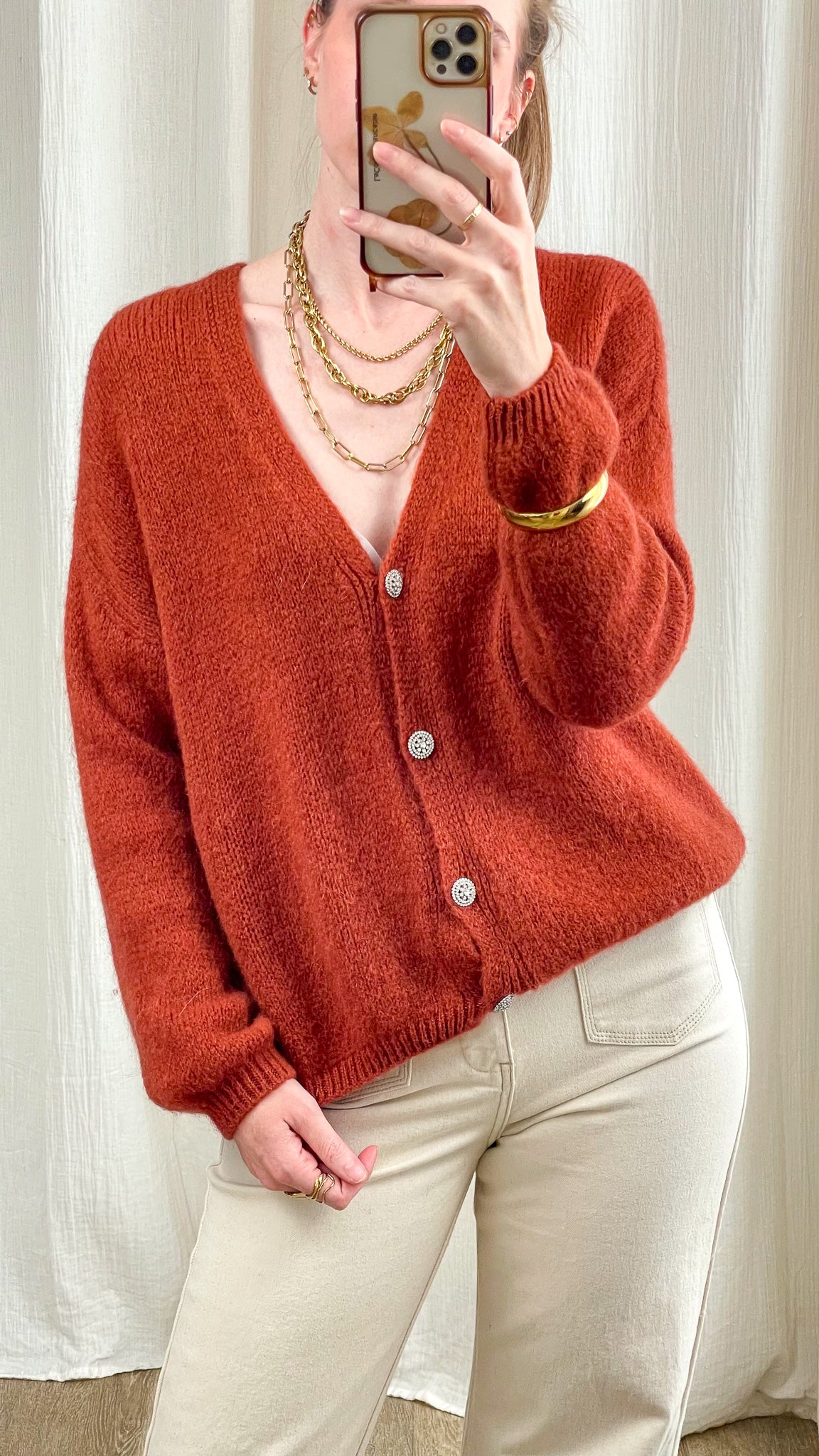 Gilet cardigan orange brique en maille douce col V avec boutons argentés style vintage femme
