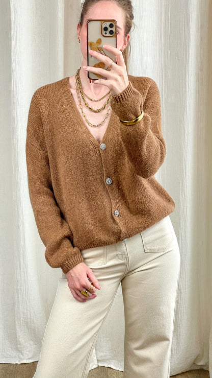 Gilet cardigan marron camel en maille douce boutons argentés col V femme style casual chic automne