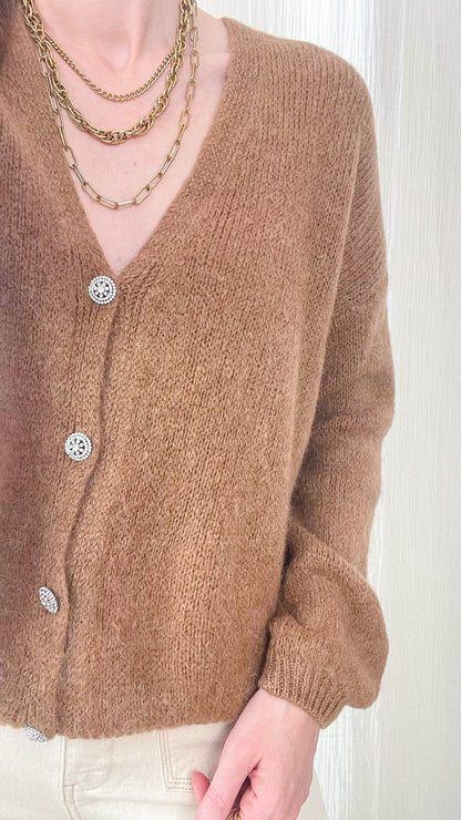 Gilet cardigan marron camel en maille douce femme avec boutons strass et col V coupe courte