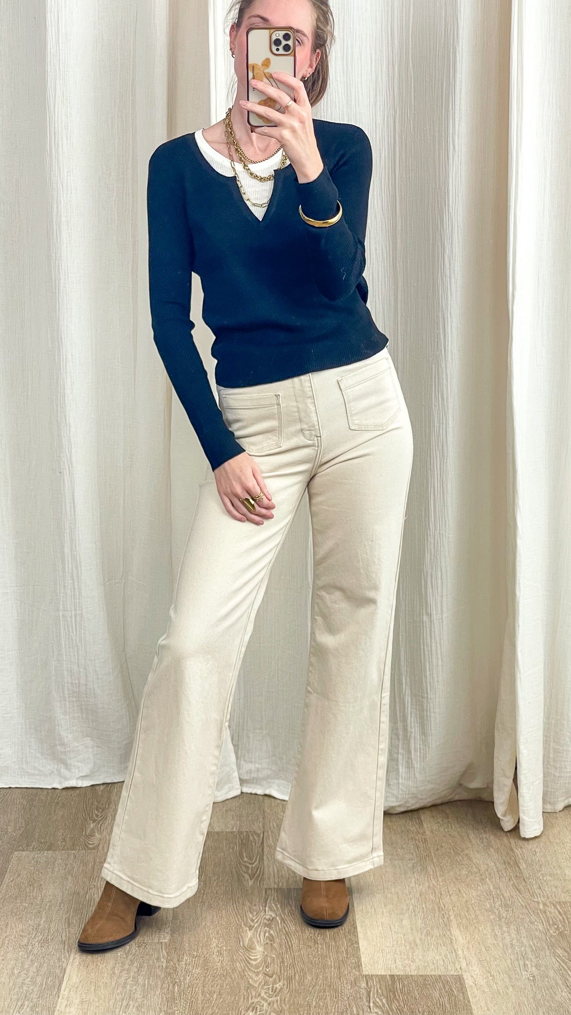 Pull maille côtelée bleu marine col V effet 2-en-1 avec sous-pull blanc femme, style casual chic