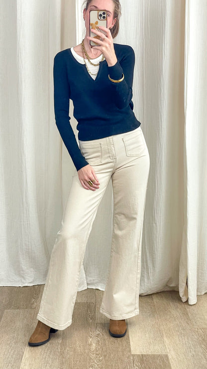 Pull maille côtelée bleu marine col V effet 2-en-1 avec sous-pull blanc femme, style casual chic