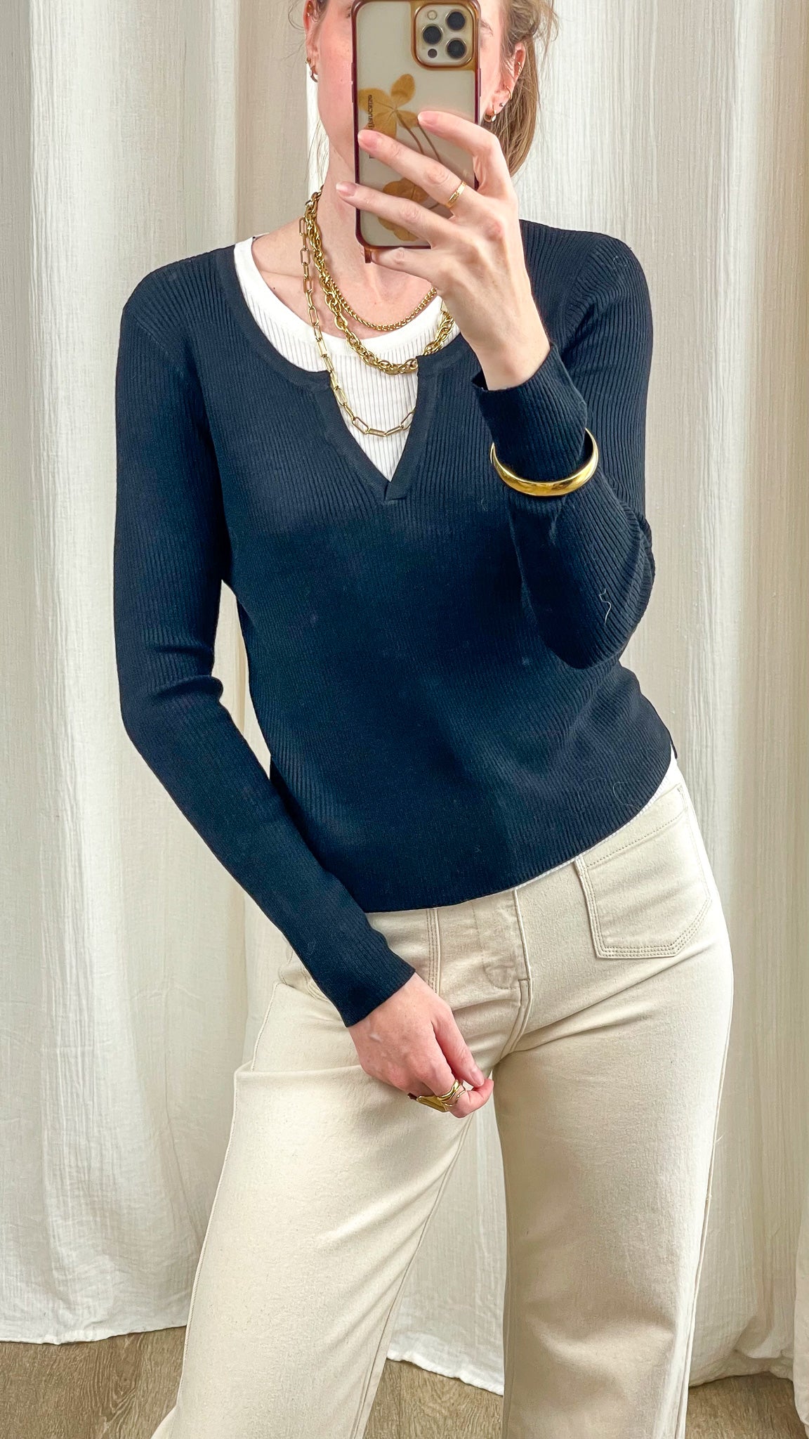 Pull maille côtelée noir effet 2-en-1 col V avec sous-pull blanc femme style casual chic