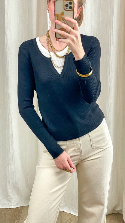 Pull maille côtelée noir effet 2-en-1 col V avec sous-pull blanc femme style casual chic