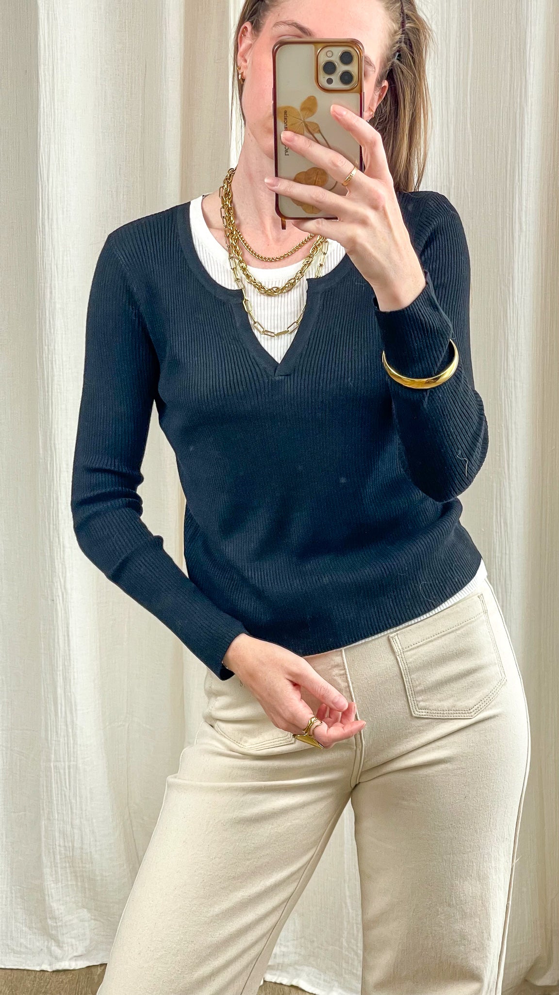 Pull maille côtelée noir effet 2-en-1 col V avec sous-pull blanc femme style casual chic