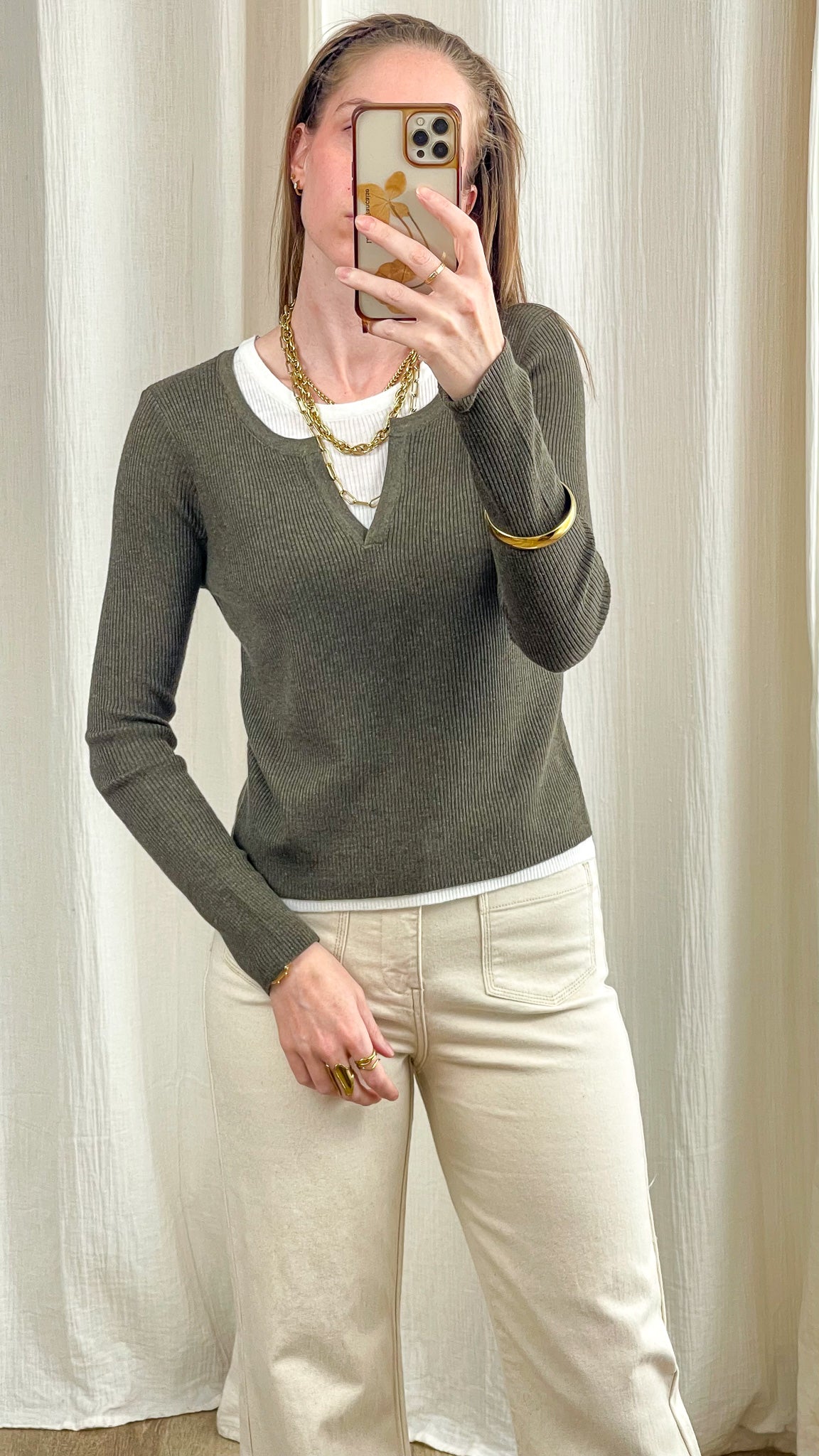 Pull maille côtelée kaki effet 2-en-1 col blanc femme, coupe ajustée manches longues style casual chic