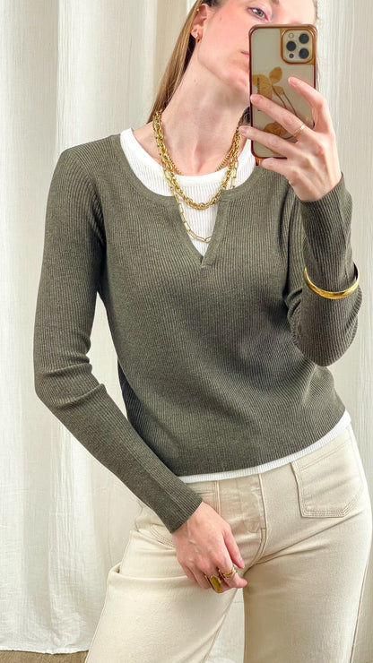Pull maille côtelée kaki effet 2-en-1 col échancré avec sous-pull blanc femme style casual chic