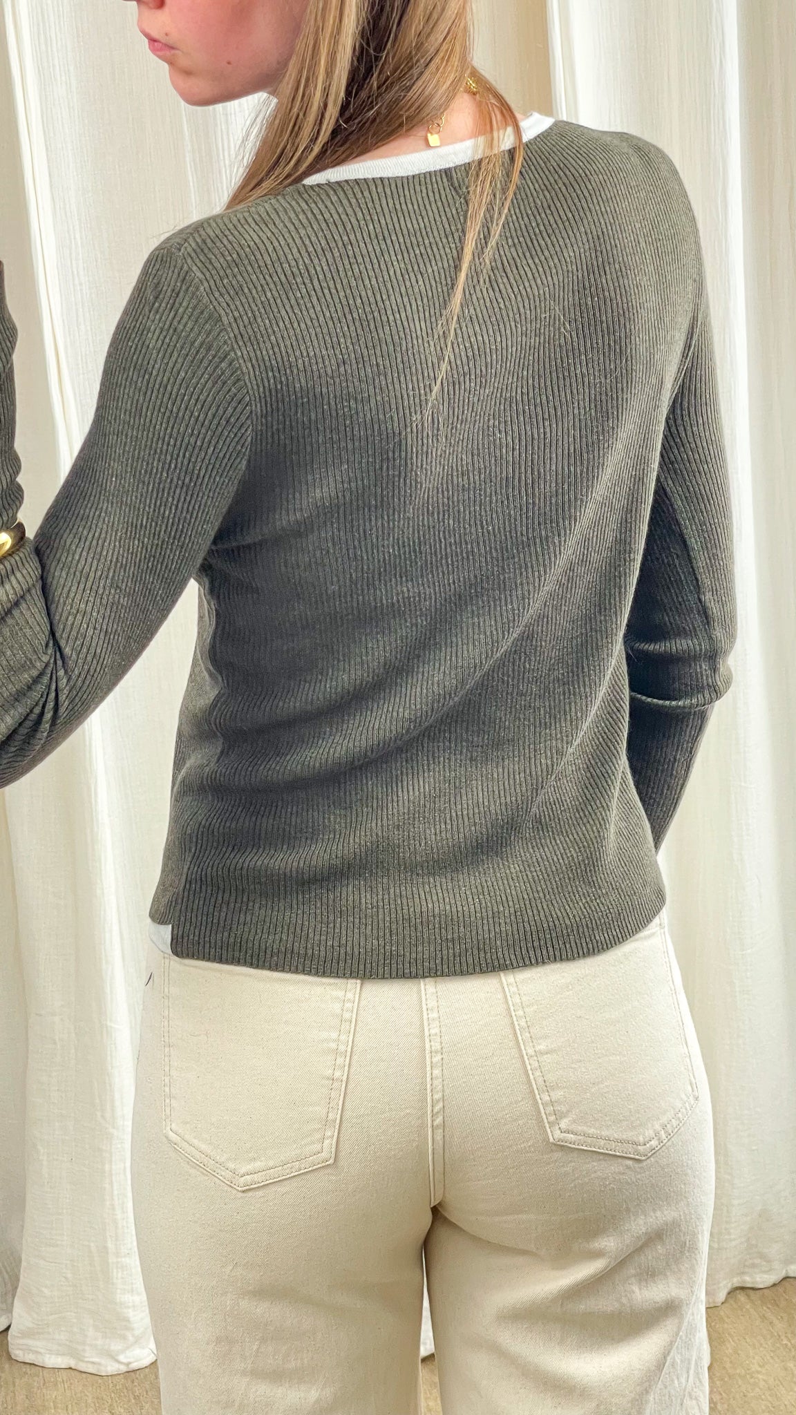 Pull maille côtelée kaki effet 2-en-1 col rond femme porté de dos avec jean écru coupe ajustée