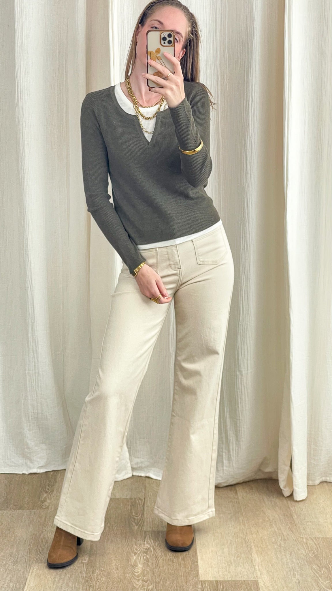 Pull maille côtelée kaki effet 2-en-1 col blanc femme style casual chic porté avec pantalon écru coupe flare