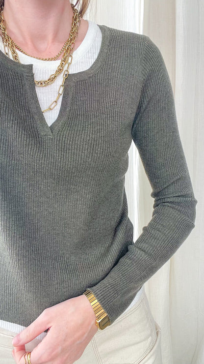 Pull maille côtelée kaki effet 2-en-1 col échancré femme porté avec t-shirt blanc et accessoires dorés