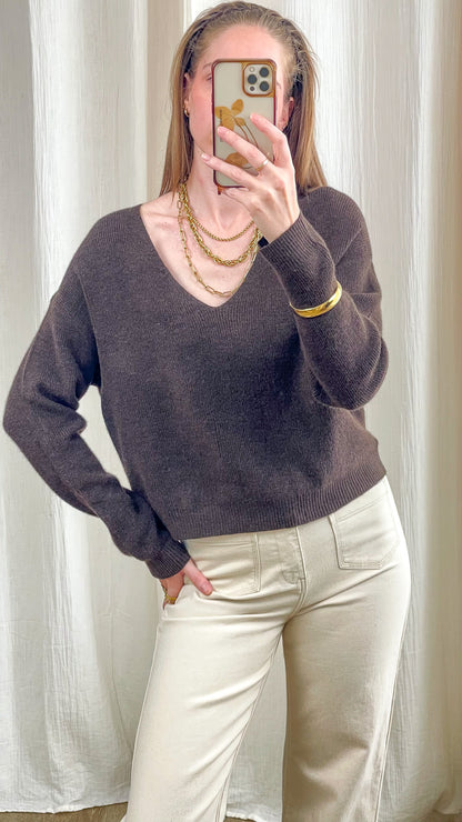 Pull court marron col V en maille douce femme, coupe légèrement oversize porté avec pantalon écru taille haute