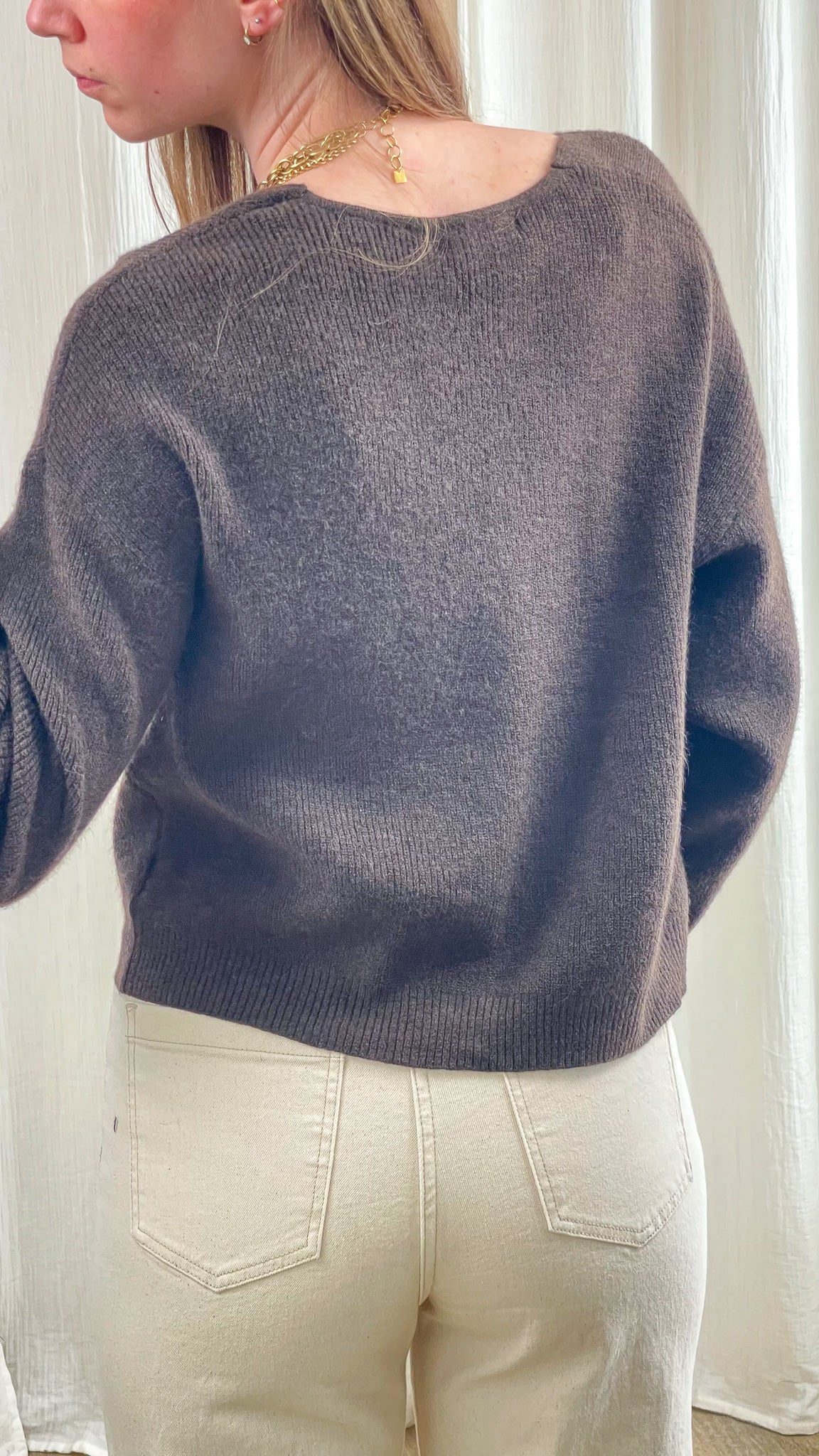 Pull court gris taupe en maille douce coupe ample col bateau femme porté avec jean beige taille haute