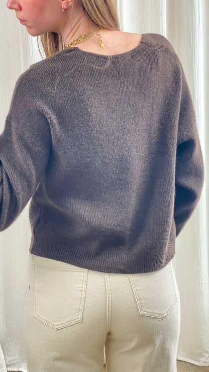 Pull court gris taupe en maille douce coupe ample col bateau femme porté avec jean beige taille haute