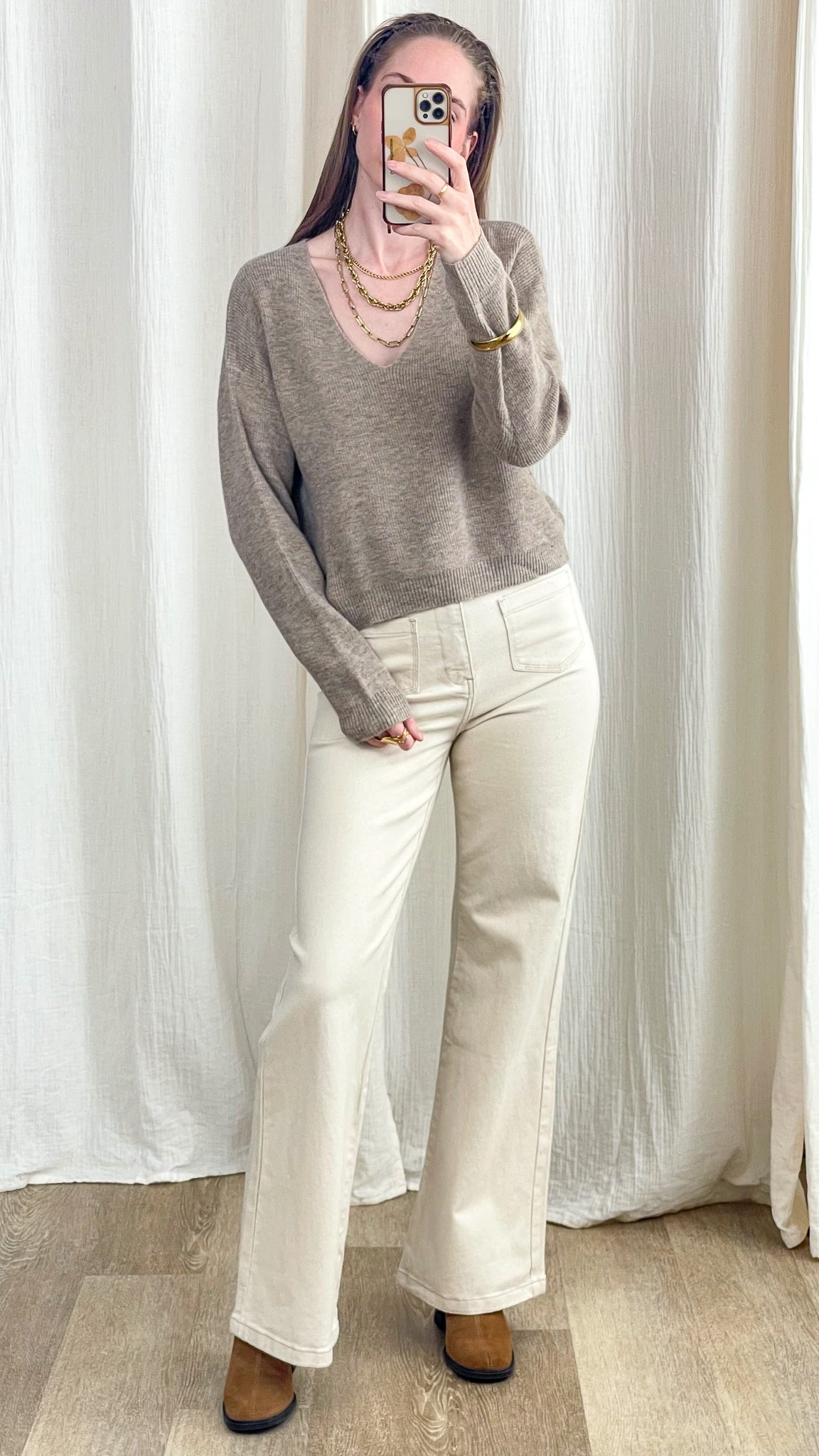 Pull court col V taupe chiné en maille douce femme, coupe ample légèrement cropped, style casual chic automne hiver