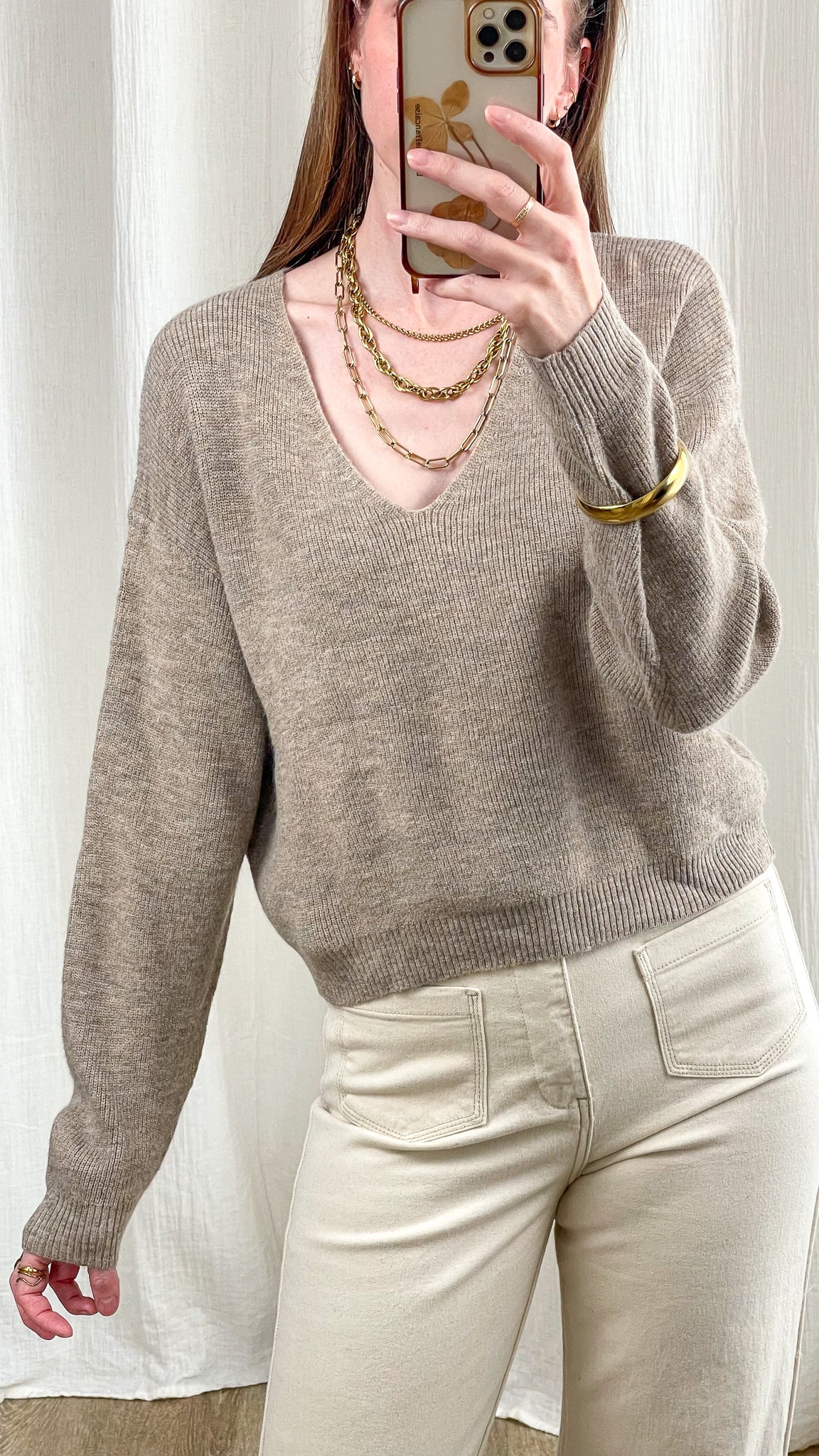 Pull court col V beige taupe en maille douce coupe ample femme, style casual chic automne hiver